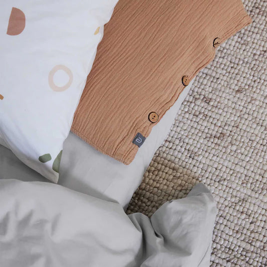 Hypoallergen Kinderbettwäsche: Bild von brauner und weißgemusterter hypoallergener Kinderbettwäsche für einen gesunden Schlaf der Kids
