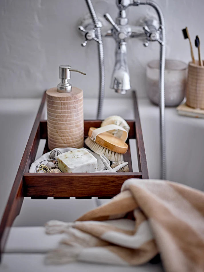 Zubehör und Ausstattung für das moderne Bad für Holzliebhaber